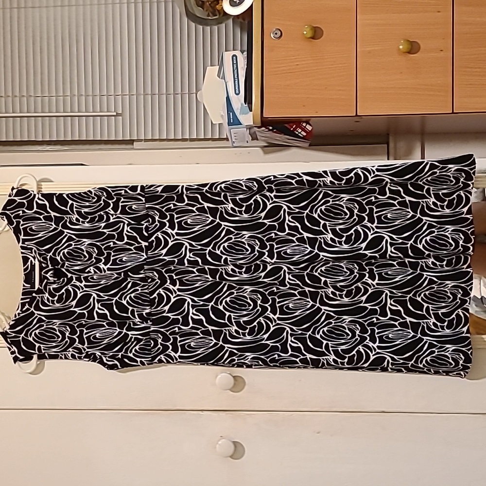 💥💥💥 HOT SALE Tahari Floral Dress Size 8 Color Black and White